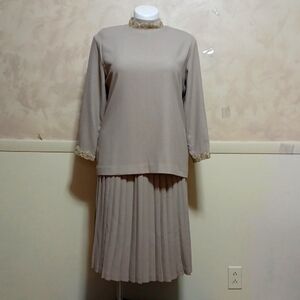 Vintage Caron Petite 2 Piece Beige Pleated Skirt Set Size 16P
